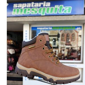 Bota unisexo com pelo por dentro cor camel